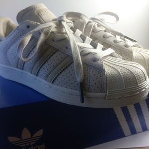 Brand new shell top Superstar Adidas!